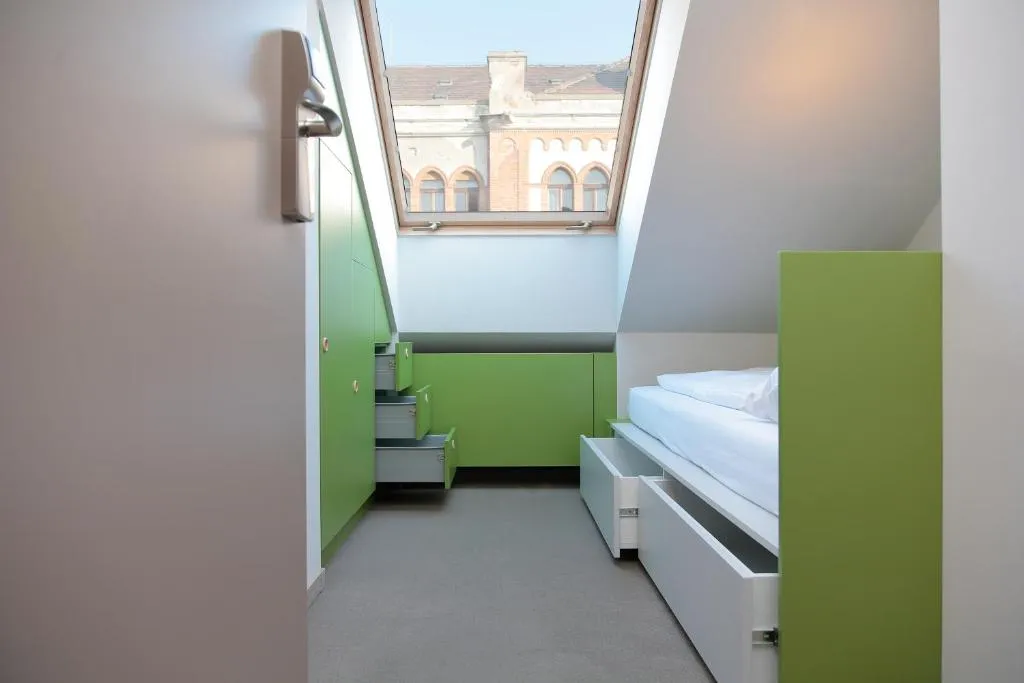 Maverick Urban Lodge – Budapest (cabins)